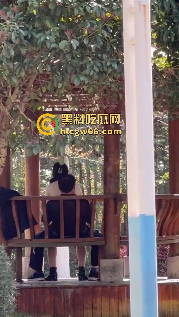 野外DO逼爽文，从凉亭到课桌，从后备箱到阳台，一路干遍城市角落，感觉一来立马顶进去！-5