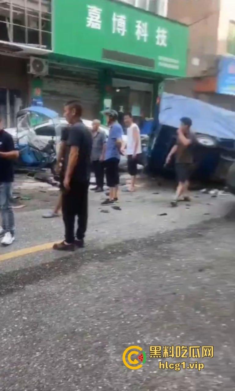 芜湖起飞失败！ 浙江温州龙港市蔚来车祸 现场一片狼藉！-2