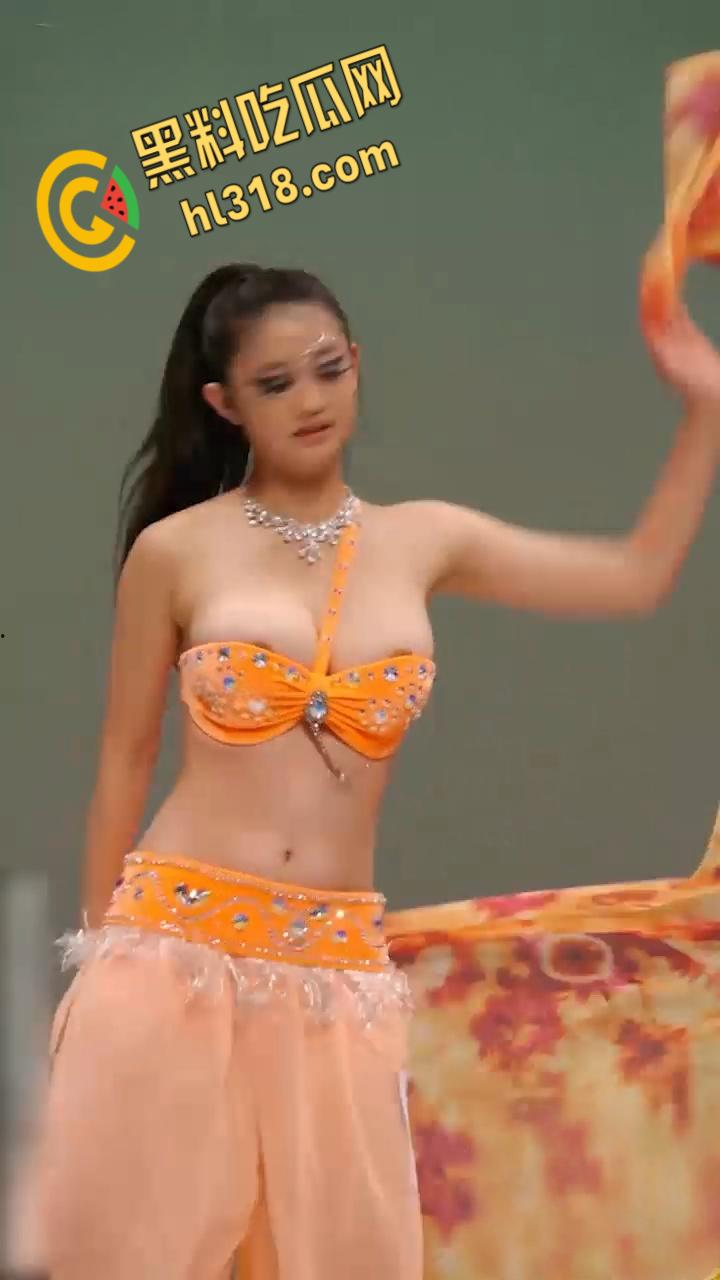 西北民族大学舞蹈学院，又出一位甩奶学妹，考试身穿抹胸吊带，硕大的奶子左摇右摆，奶头清晰可见 ！-1