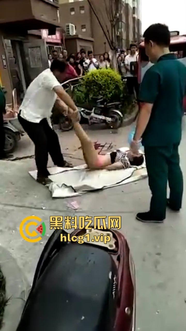 江苏无锡誉龙湖滨小区天台一对男女偷情约炮 男子后入式冲天炮 直接将爽翻天女子顶的坠楼死亡！-3