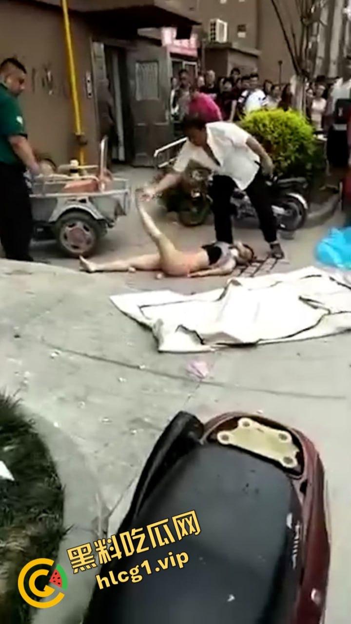 江苏无锡誉龙湖滨小区天台一对男女偷情约炮 男子后入式冲天炮 直接将爽翻天女子顶的坠楼死亡！-7