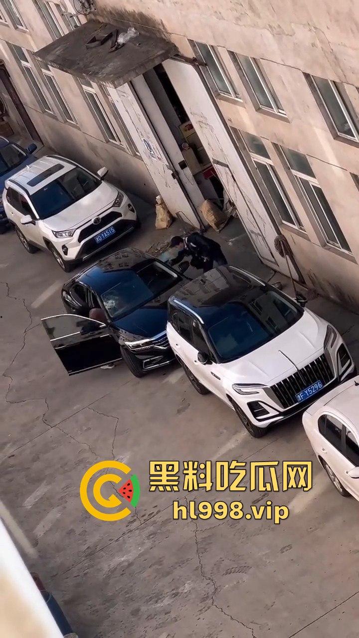 天津丈夫怀疑老婆出轨怒砸车，老婆吓得弃车逃跑！掏出自制手枪开火，枪声堪比沙鹰，建国后还敢造枪！-13