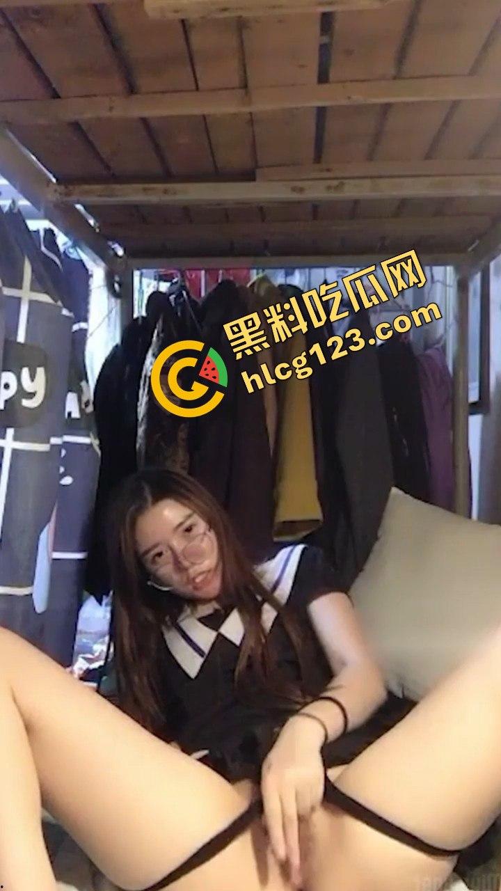 襄阳服装学院大三刘宝丽宿舍直播惹火！肥美大屁股加上白嫩微胖身材-11