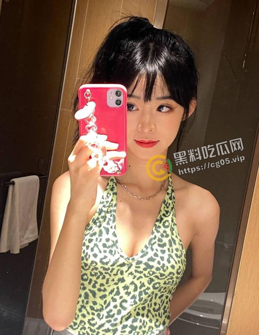 北京互联网大厂秘书 背地里给老板当泄欲工具 跟老板出差被厕所摁头爆操 老板把录像流出-3