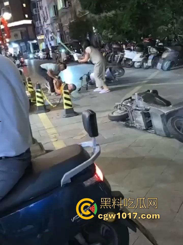 出轨女被捉奸在床，原配当街残忍暴打情夫，还想断掉情夫命根，这骚逼还一直护着，感觉这时候都缩起来了！-1