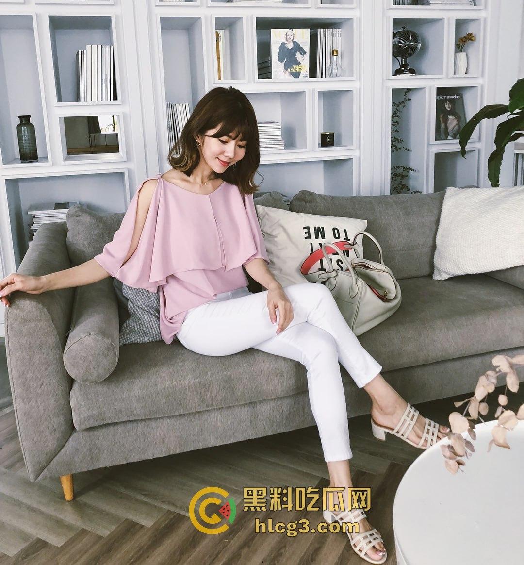 【震撼爆料】华航空姐『Qbee』私拍淫乱群P开房视频流出，火辣表现惊呆万千网友！-6