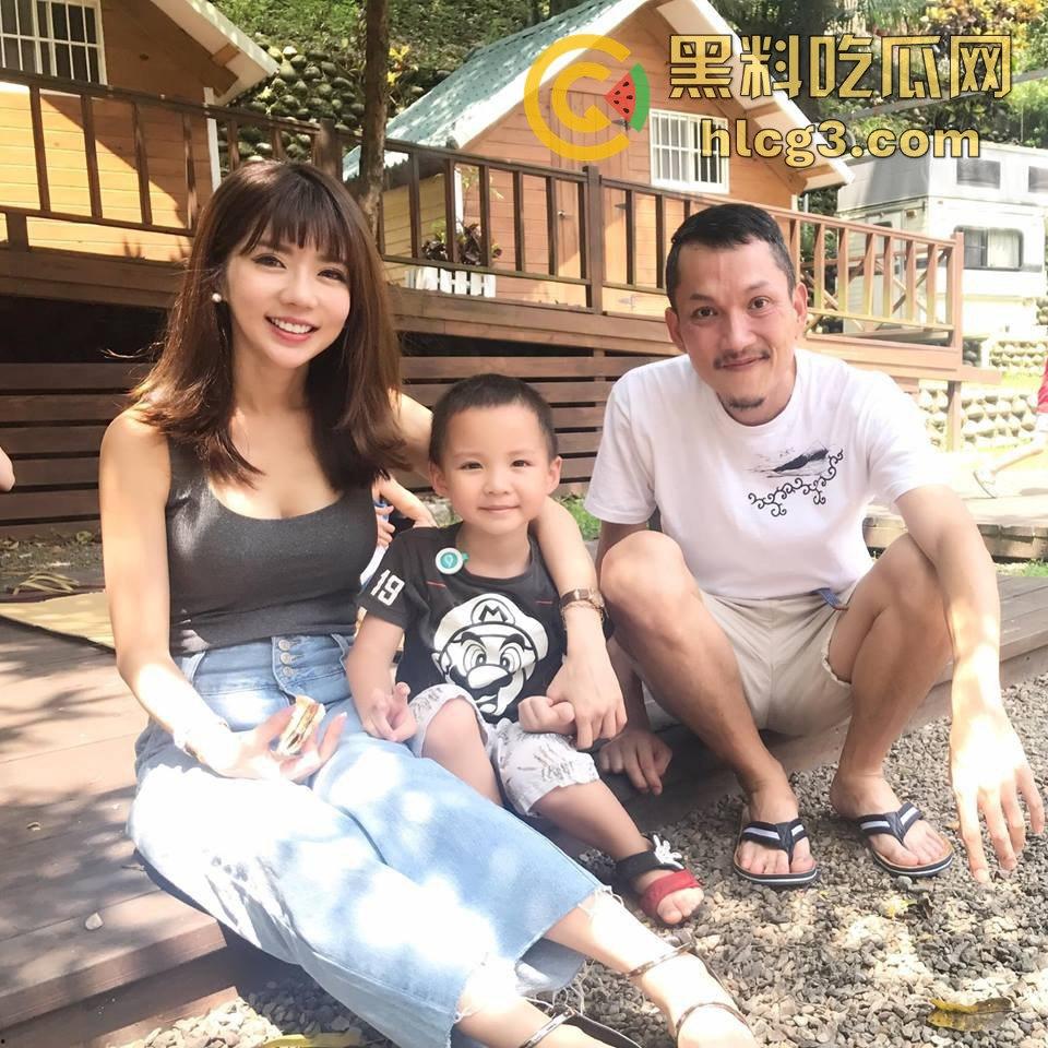 【震撼爆料】华航空姐『Qbee』私拍淫乱群P开房视频流出，火辣表现惊呆万千网友！-13