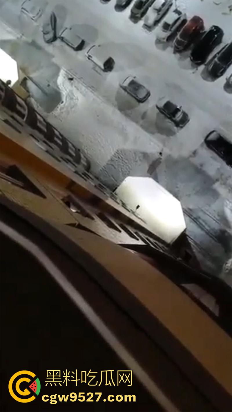 俄罗斯男子吸毒出幻觉，以为自己是超人，说什么都要飞出去，结果起飞失败当场殒命！-1