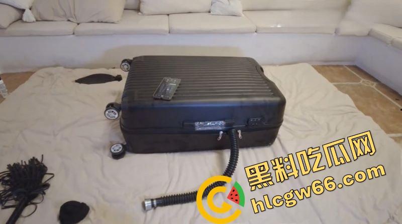 人形狗奴塞进行李箱高潮到翻白眼？SM地狱级调教乳胶拘束装箱play曝光，真是变态界的爱马仕！-12