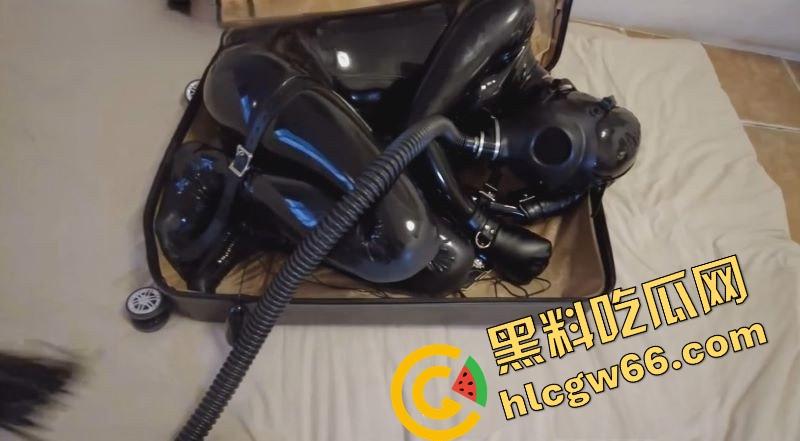 人形狗奴塞进行李箱高潮到翻白眼？SM地狱级调教乳胶拘束装箱play曝光，真是变态界的爱马仕！-13