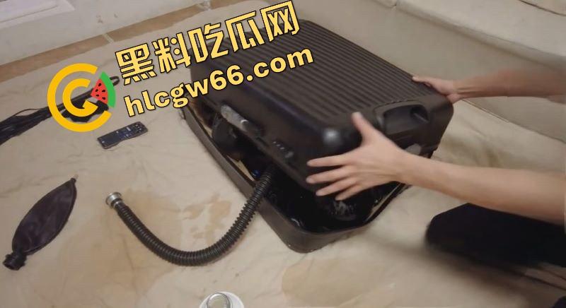 人形狗奴塞进行李箱高潮到翻白眼？SM地狱级调教乳胶拘束装箱play曝光，真是变态界的爱马仕！-14