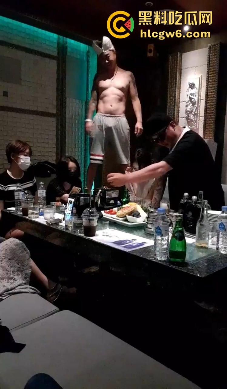 韩国暗黑KTV擦边直播太离谱，36D豪乳坐台妹现场被摸奶扣穴，棒子隔着衣服都要扣出水，再直播估计就现场艹了！-4