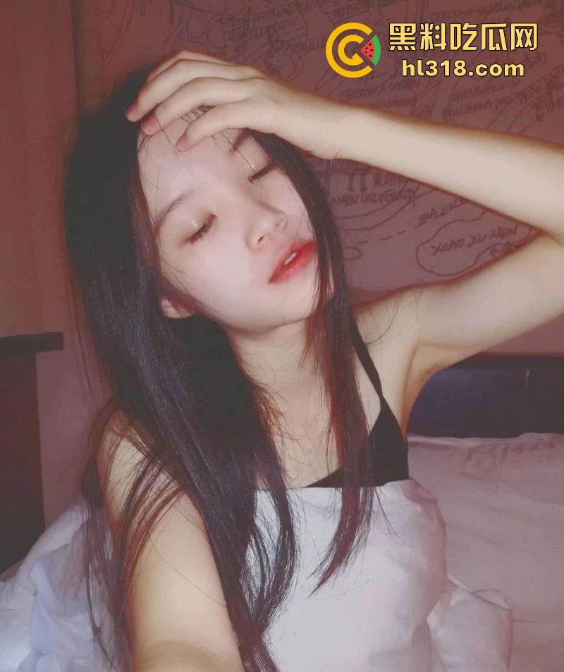 长沙清纯护士【欧阳雯怡】性爱视频曝光，黑丝眼镜母狗淫荡日常，饭桌台下口爆，床上淫水横流，极其淫荡！-1