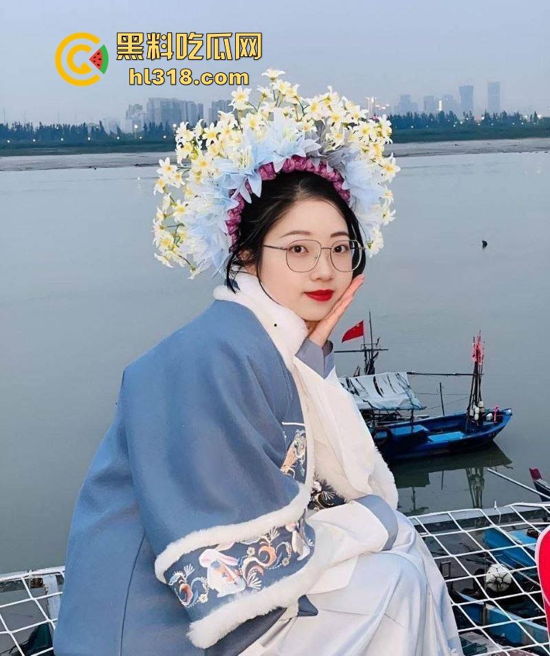 长沙清纯护士【欧阳雯怡】性爱视频曝光，黑丝眼镜母狗淫荡日常，饭桌台下口爆，床上淫水横流，极其淫荡！-2