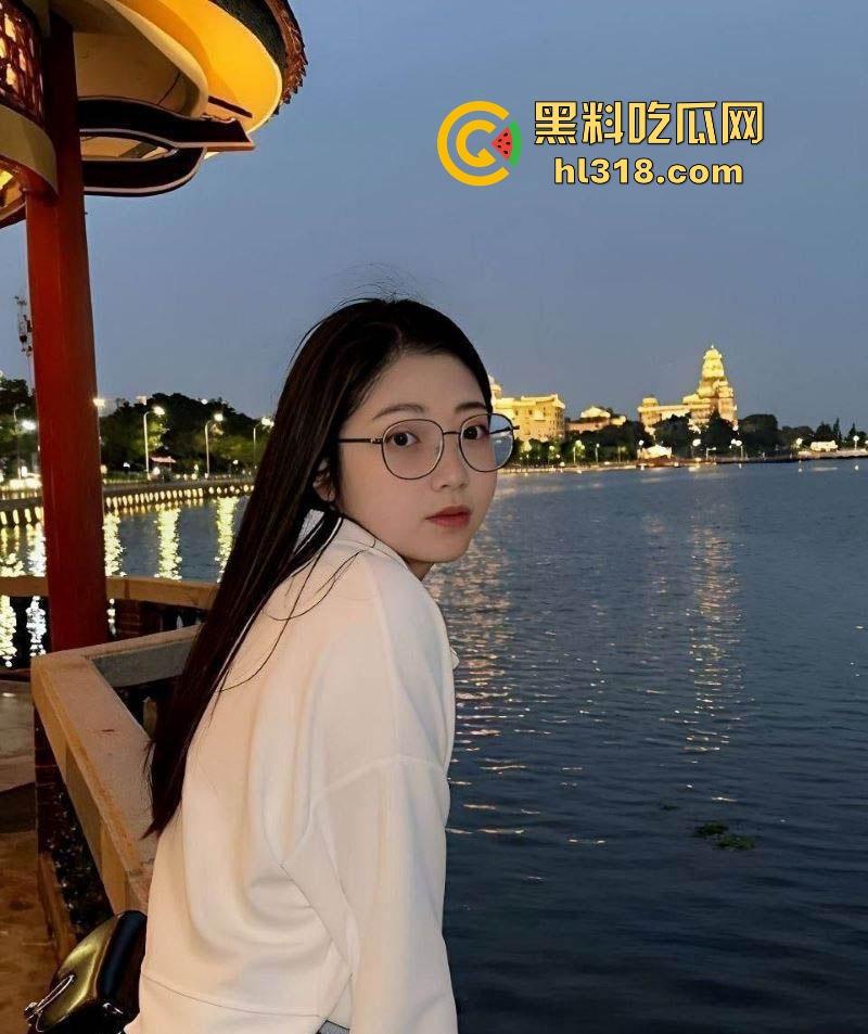 长沙清纯护士【欧阳雯怡】性爱视频曝光，黑丝眼镜母狗淫荡日常，饭桌台下口爆，床上淫水横流，极其淫荡！-3