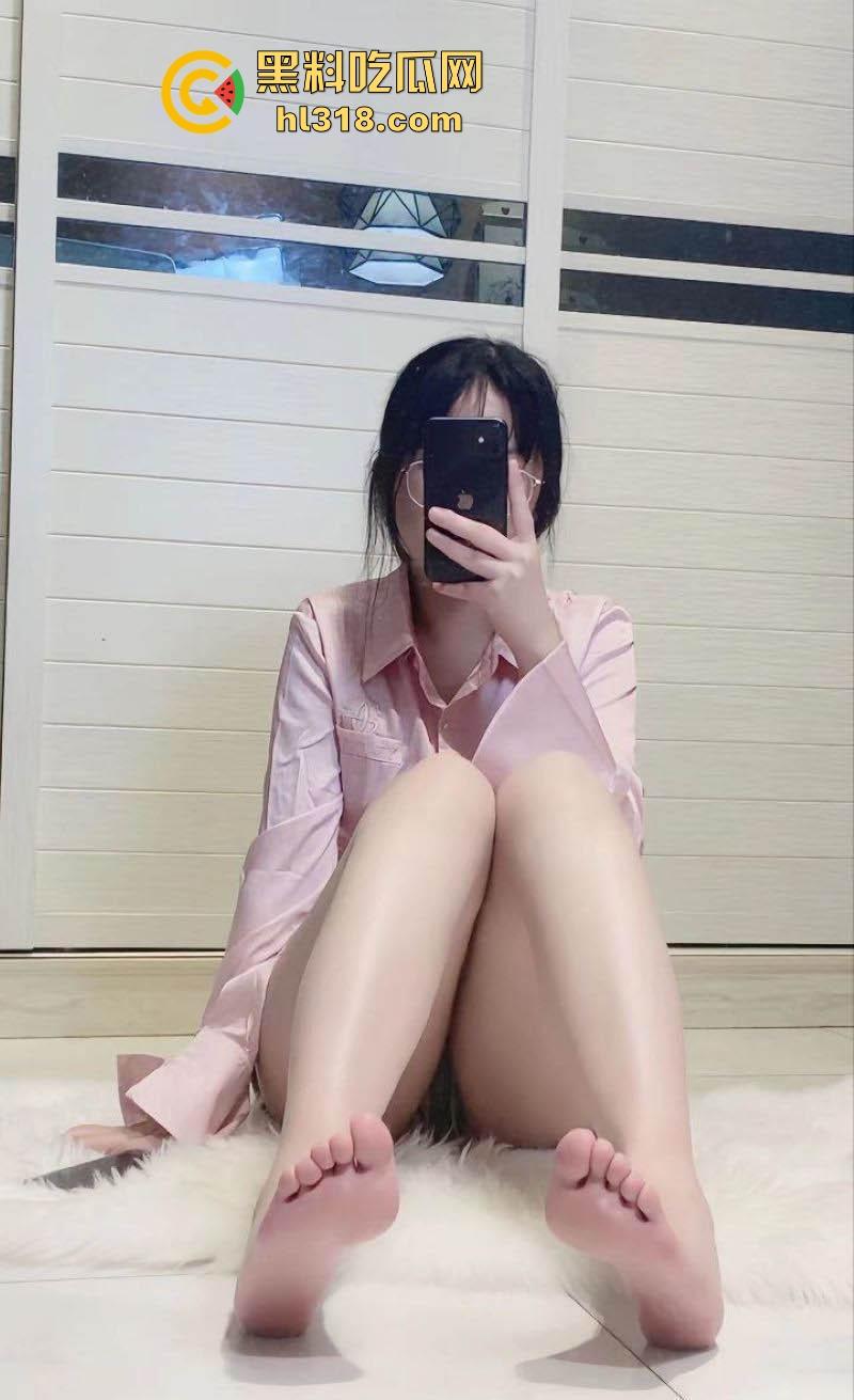 长沙清纯护士【欧阳雯怡】性爱视频曝光，黑丝眼镜母狗淫荡日常，饭桌台下口爆，床上淫水横流，极其淫荡！-4