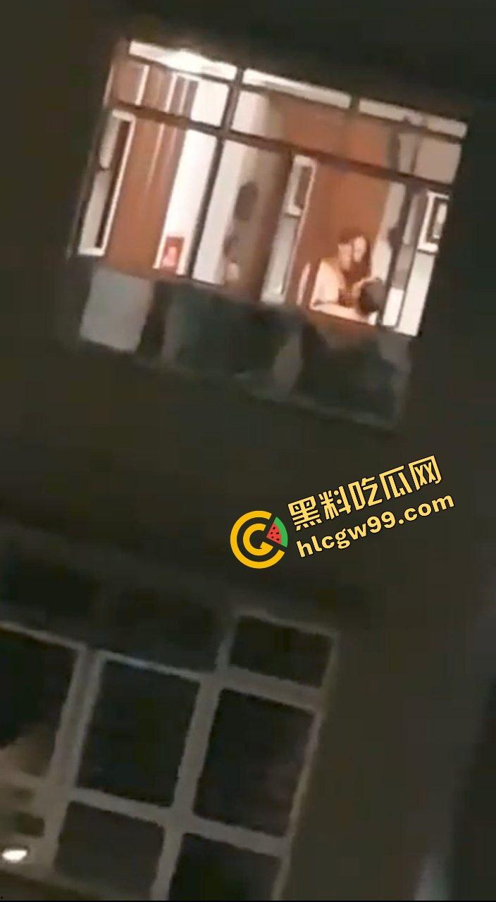 开春啦露出交配时间到！东关小区饥渴少妇 情人节夜晚开灯露出女上骑乘 淫叫声响遍整个小区 惨遭偷拍曝光流出-5