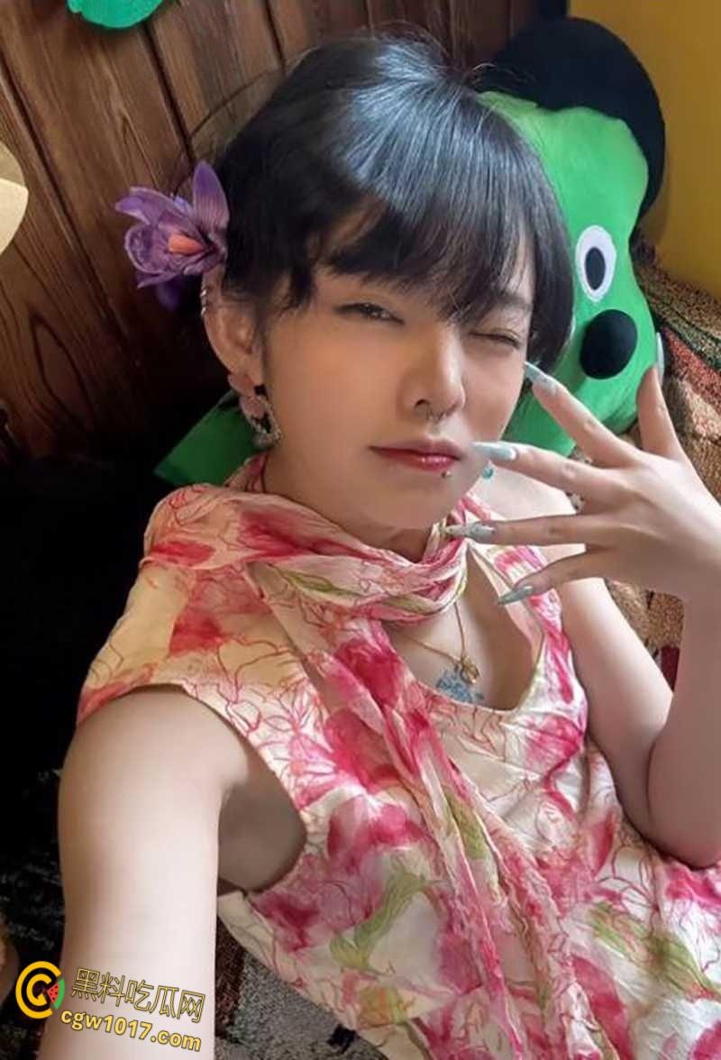武汉龙华学院校花【陈雯晶】，俏丽女神性瘾难耐，晒淫照撩汉约炮 ，多毛骚穴搭开档黑丝堪称绝配！-5