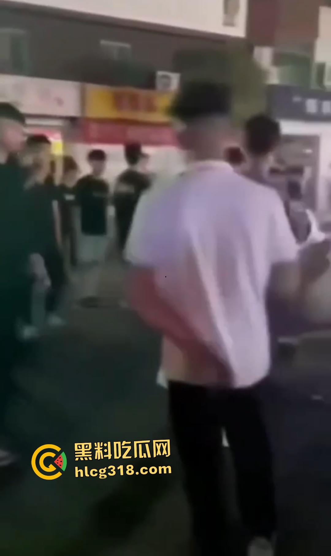 快手【阿彪】叶县商业街被群殴血流满面！直播挑衅引怒，街头惨遭拳脚伺候，场面血腥！-3