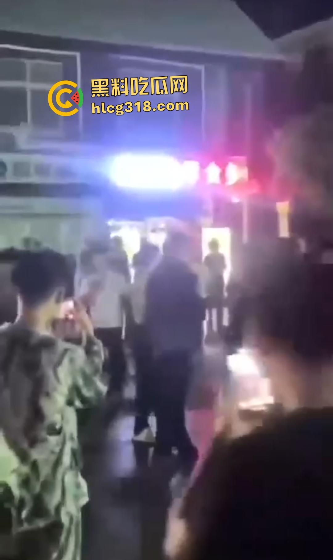 快手【阿彪】叶县商业街被群殴血流满面！直播挑衅引怒，街头惨遭拳脚伺候，场面血腥！-6