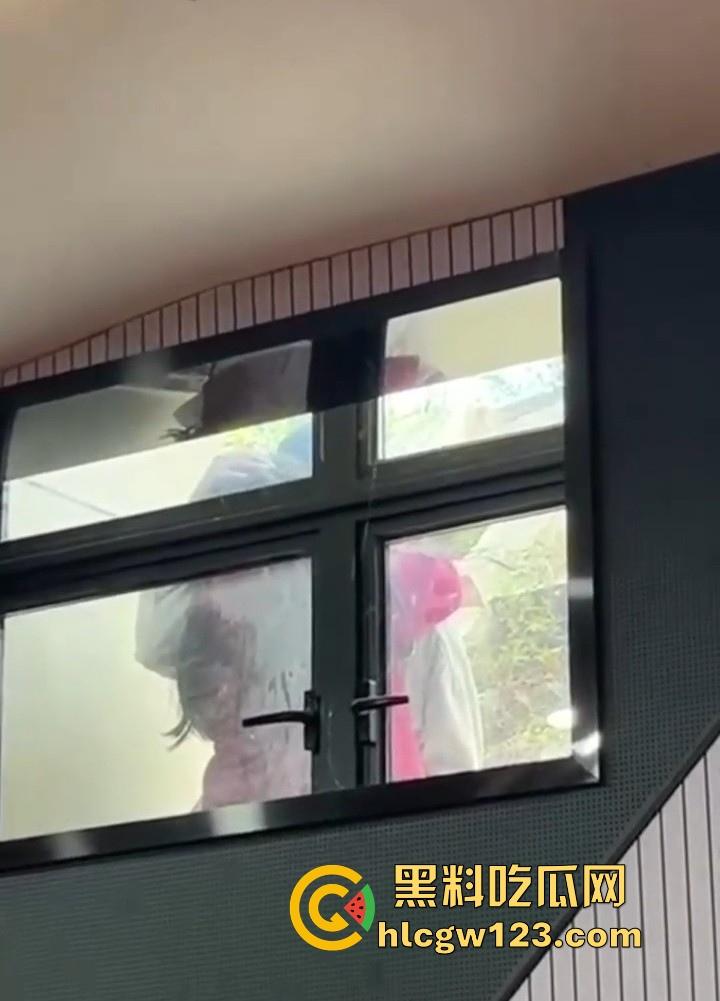 长沙师范大学学生情侣激情乱搞 别人在上大课 俩人就在窗户外乱搞 直接来现场直播 你让老师情何以堪啊！-5