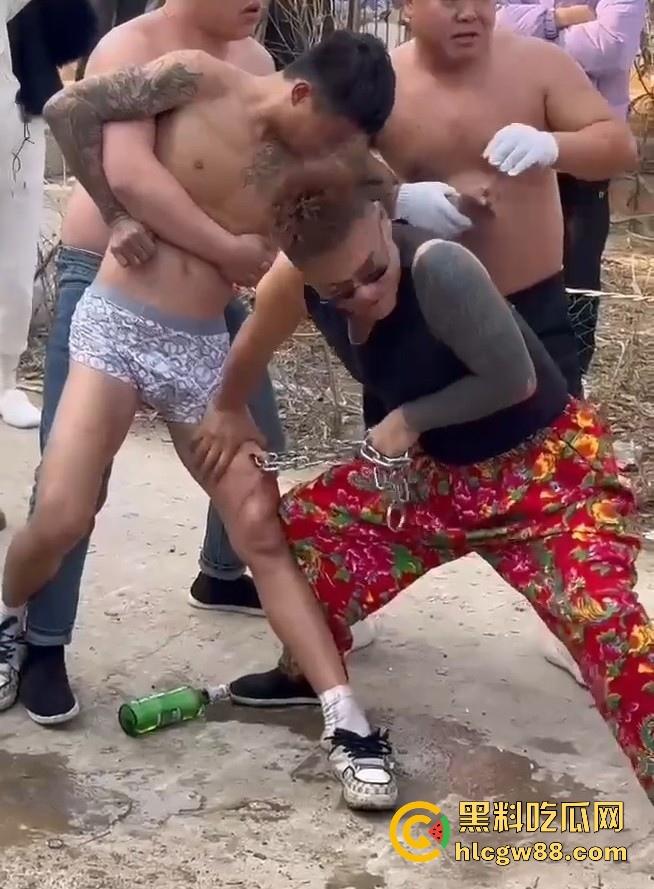 辽宁营口大石桥对棚艺人梦魇，吃瓜见证铁丝穿嘴竹筒之舞，诡异美感看着就疼！-1