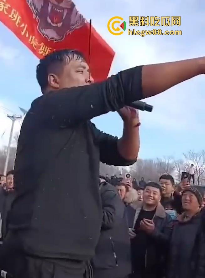 辽宁营口大石桥对棚艺人梦魇，吃瓜见证铁丝穿嘴竹筒之舞，诡异美感看着就疼！-3