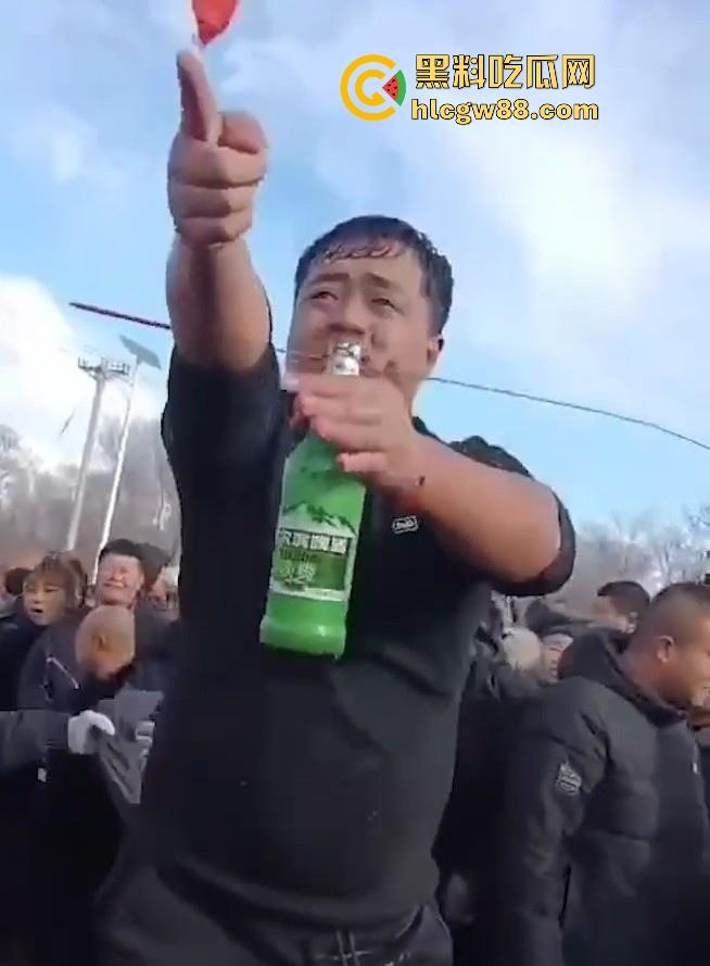 辽宁营口大石桥对棚艺人梦魇，吃瓜见证铁丝穿嘴竹筒之舞，诡异美感看着就疼！-4