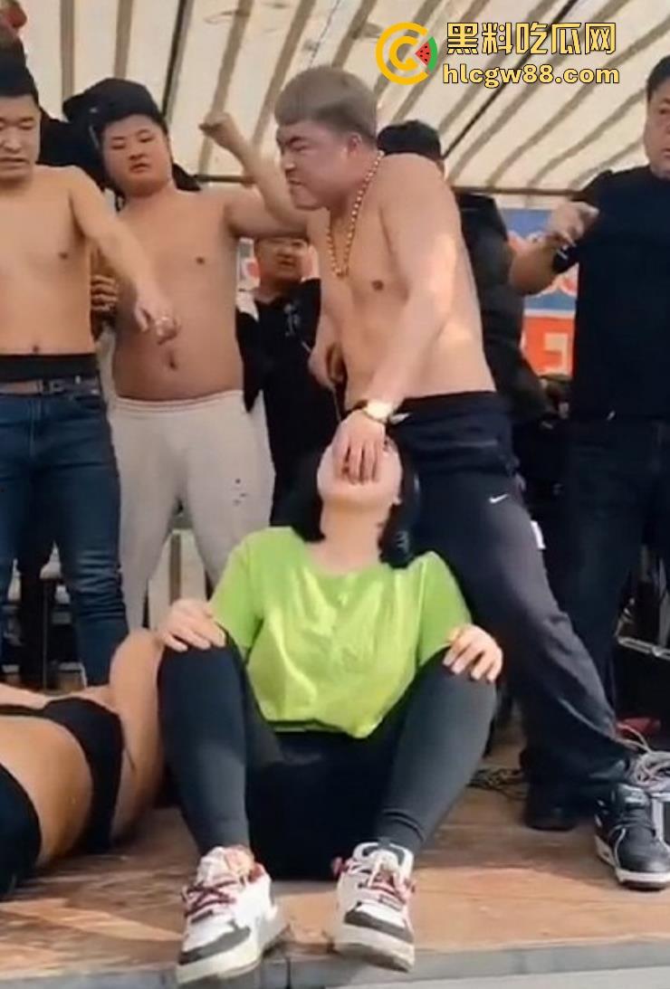 辽宁营口大石桥对棚艺人梦魇，吃瓜见证铁丝穿嘴竹筒之舞，诡异美感看着就疼！-6