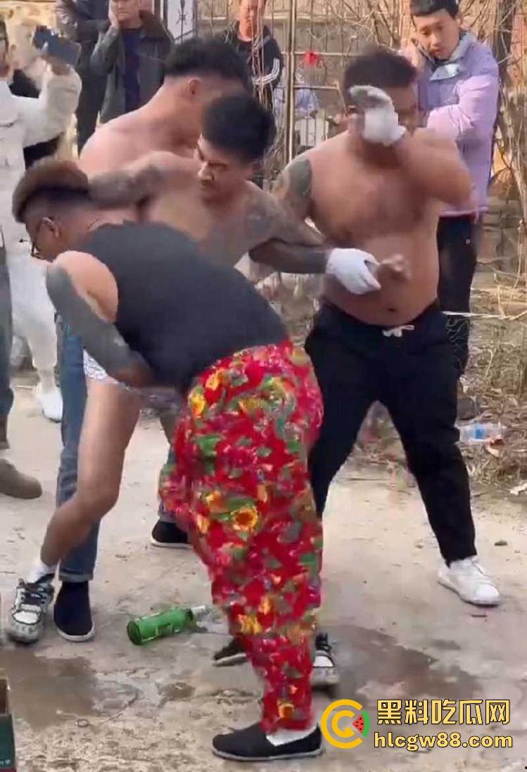 辽宁营口大石桥对棚艺人梦魇，吃瓜见证铁丝穿嘴竹筒之舞，诡异美感看着就疼！-9