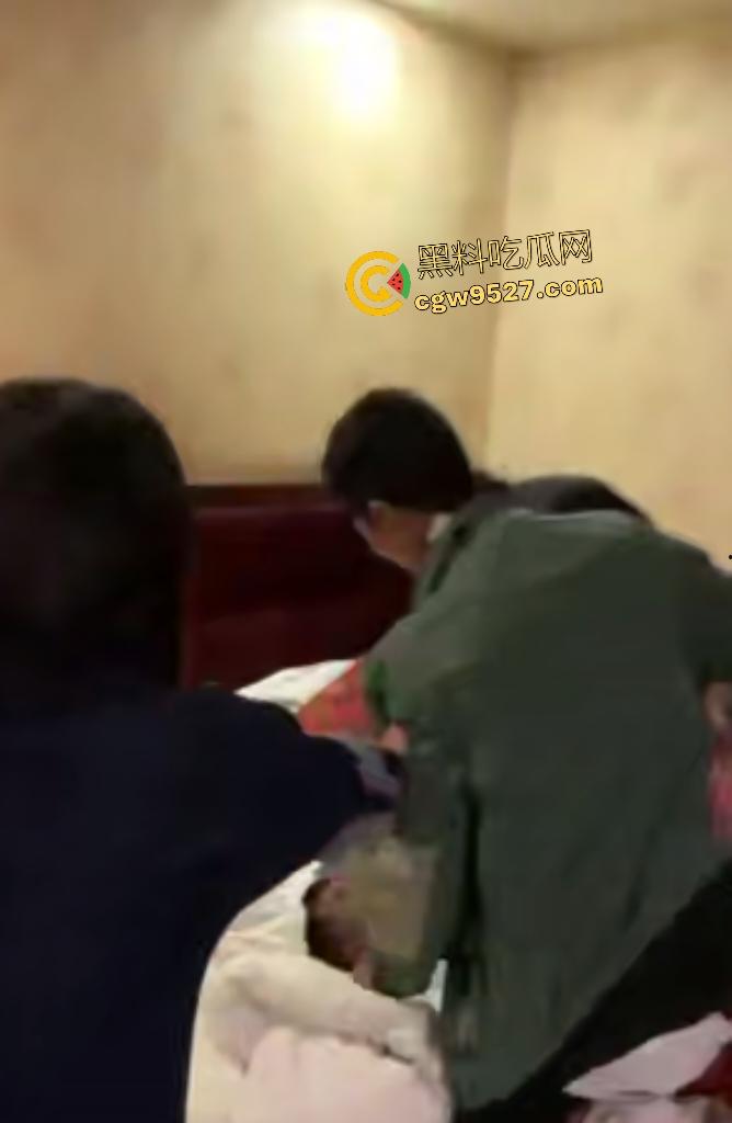 原配老公捉奸带男小三去警局，小三不愿走直接被扇巴掌，这老婆还想跑，老公直接抓头说在床上睡着！-7