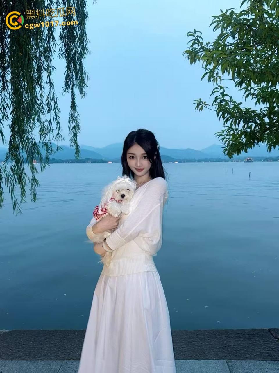 上海淫荡骚妻，被绿帽癖老公献给好兄弟，情趣蕾丝被3P轮操前后夹击，小骚穴被操的白浆四溢，频繁约操如同家宴！-1