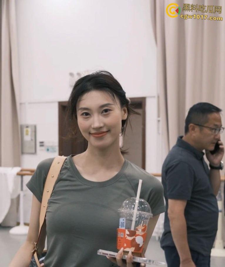 东方演艺集团舞蹈演员，与男友做爱自拍泄密，娴熟口技深喉舔屌，女上位骑乘狂操，浓精颜射嘴脸！-2