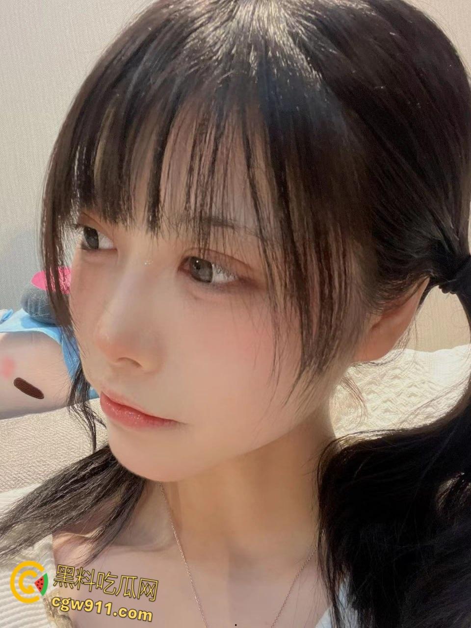 推特反差嫩妹【wink是可爱的wink】，清纯可爱英伦JK校服，小裙一掀白虎肛塞自慰，真是个迷人的小狐狸 ！-1