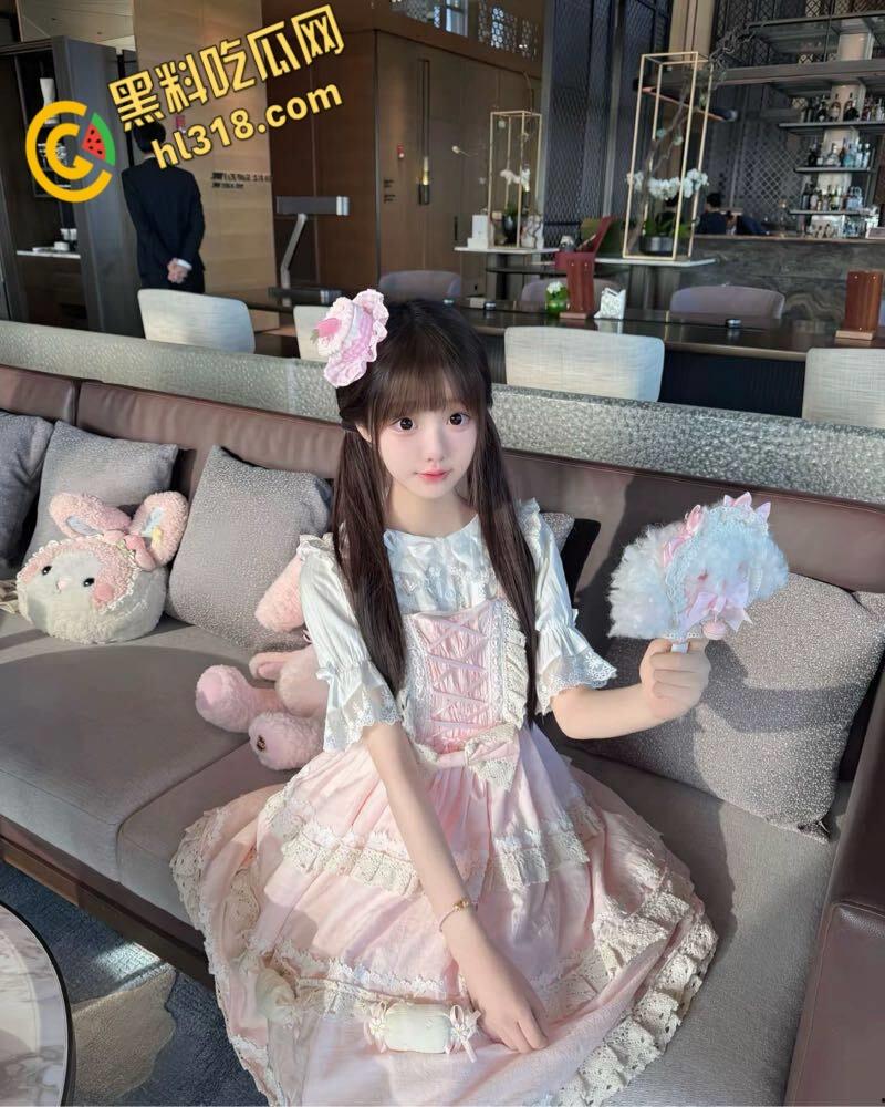 Onlyfans华裔双马尾妹妹【onlyskinnyboba】，深喉足交SM捆绑，揪马尾当把手，干到腿软淫水横流 ！-1