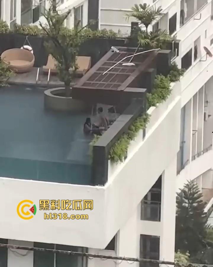 激情小情侣空中泳池激情啪啪被偷拍，泳池极限后入，口交深喉，公共场合大胆做爱，激情满满！-7