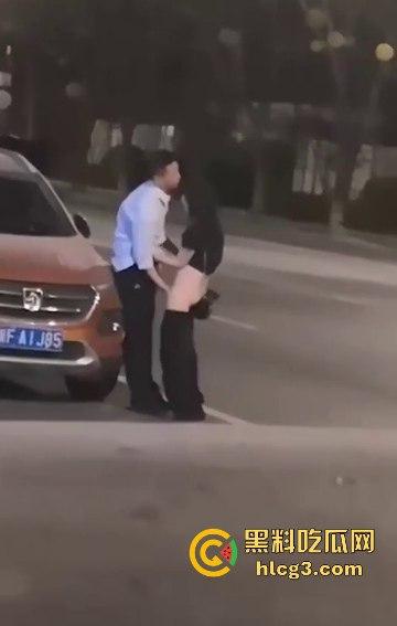 只有更骚 没有最骚！这饥渴到什么程度？情侣公路边倚靠车旁 公共场合脱衣扣穴！-3