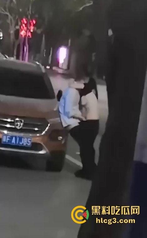 只有更骚 没有最骚！这饥渴到什么程度？情侣公路边倚靠车旁 公共场合脱衣扣穴！-5