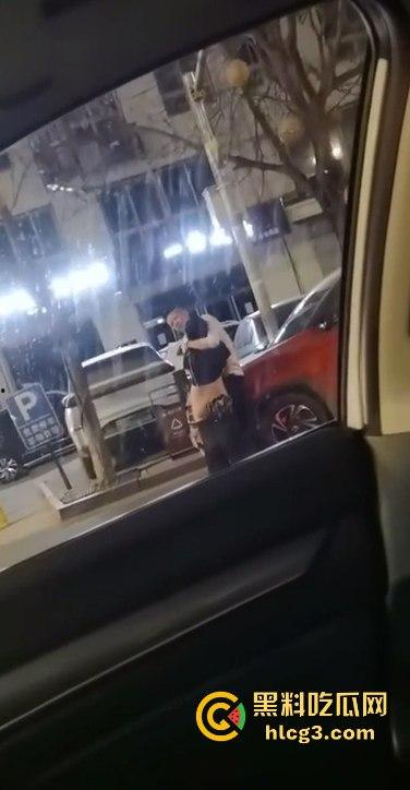 只有更骚 没有最骚！这饥渴到什么程度？情侣公路边倚靠车旁 公共场合脱衣扣穴！-9