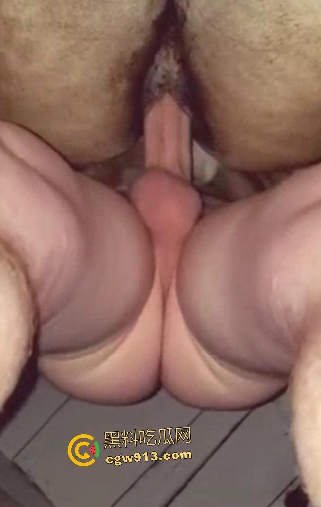 人兽狂徒猪圈开操!找不到女友就拿肥臀母猪操,母猪却毫无感觉还在吃食,操一轮下来鸡巴全是骚臭!-8