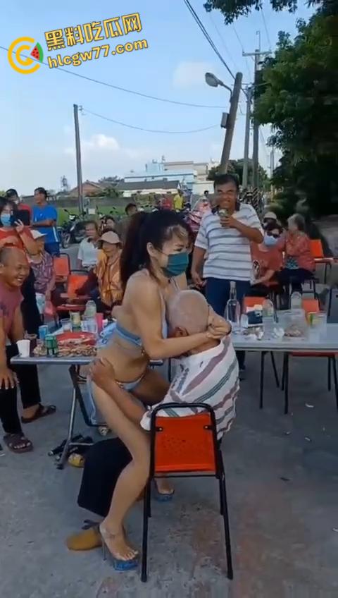 淫乱促销炸裂现场，骚女坐怀磨胸勾老头，道德沦丧爽到喷血！-6