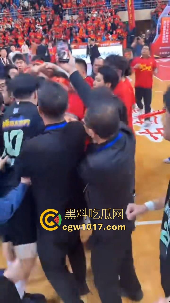 浙BA篮球联赛爆发大冲突！绍兴球队输不起，打完后还要打球员，真应了那句话，喝绍兴黄酒，打各地朋友！-8