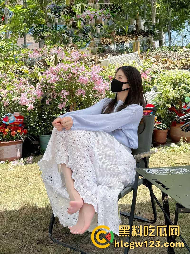 抖音萝莉网红【小步里】自慰私拍流出 超白嫩妹子性感JK自慰 无毛嫩穴自插诱惑到爆！-5