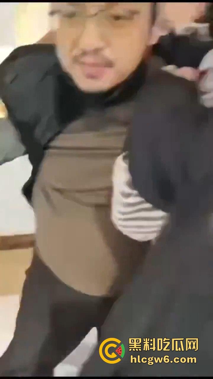 云南玉溪大批穆斯林在玉溪市政府前非法聚集声援，据称因当天警察从一间餐厅带走他们的头目【阿訇马玉巍】。-2