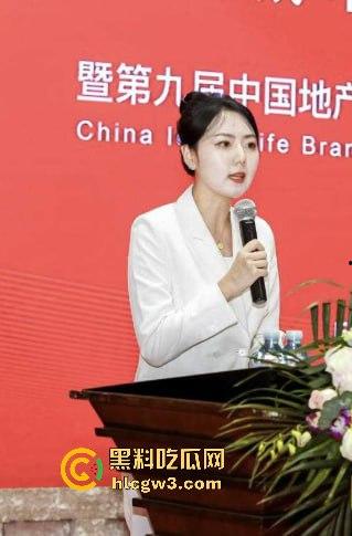 65岁绿地董事长『张玉良』KTV裸嗨，鸡巴细得像牙签骚女争抢舔，酒店女秘书被老头干到腿软精液满脸！-16