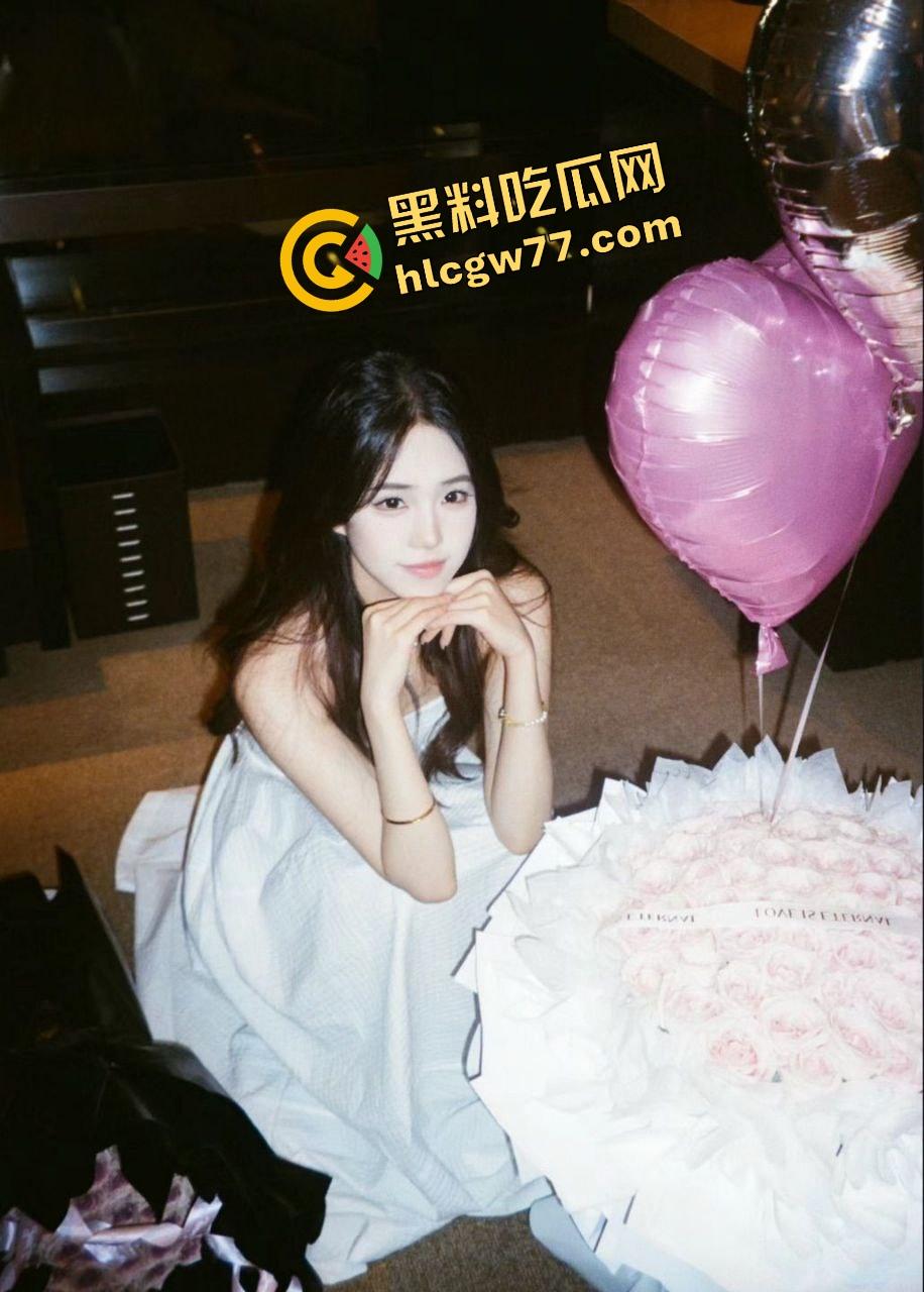 重庆女神学姐『李香』被富二代当玩具轮操，自慰成瘾下体红肿，每晚潮喷三次才睡得着！-3