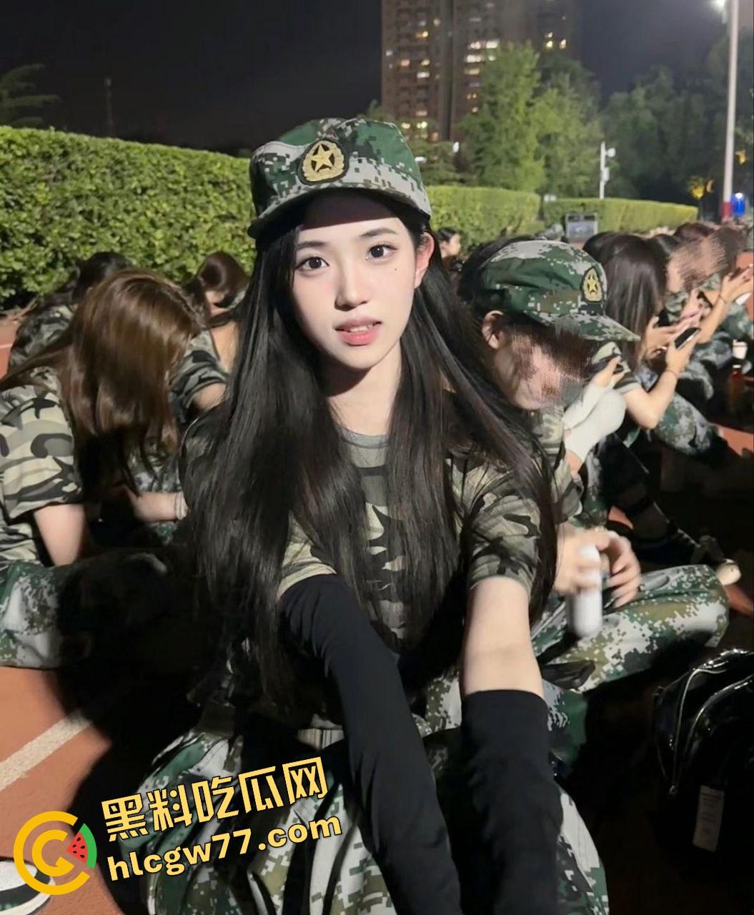 重庆女神学姐『李香』被富二代当玩具轮操，自慰成瘾下体红肿，每晚潮喷三次才睡得着！-4