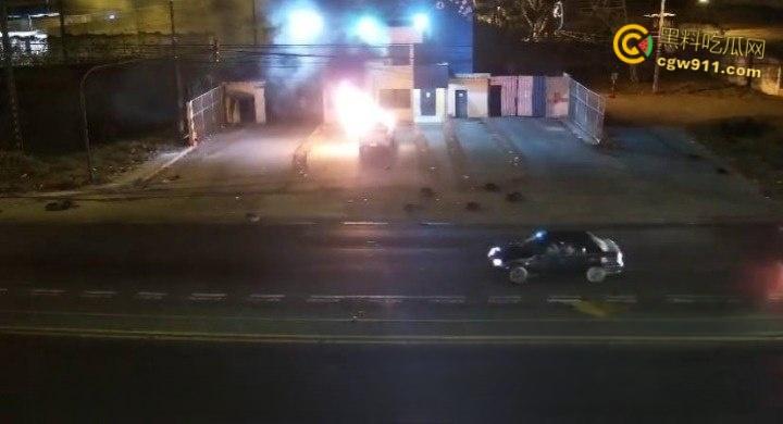 厄瓜多尔瓜亚基尔监狱，外主干道汽车炸弹袭击，逃窜男子撞墙引爆火球冲天，围墙摧毁碎片四溅 !-2