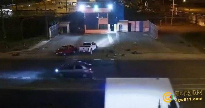 厄瓜多尔瓜亚基尔监狱，外主干道汽车炸弹袭击，逃窜男子撞墙引爆火球冲天，围墙摧毁碎片四溅 !-5