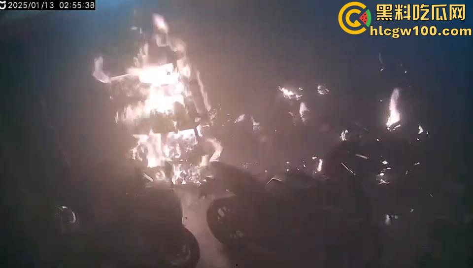 作死硬轰摩托油门导致起火，两个二逼有灭火器不用，短短5分钟整个店的摩托车都烧光了-5